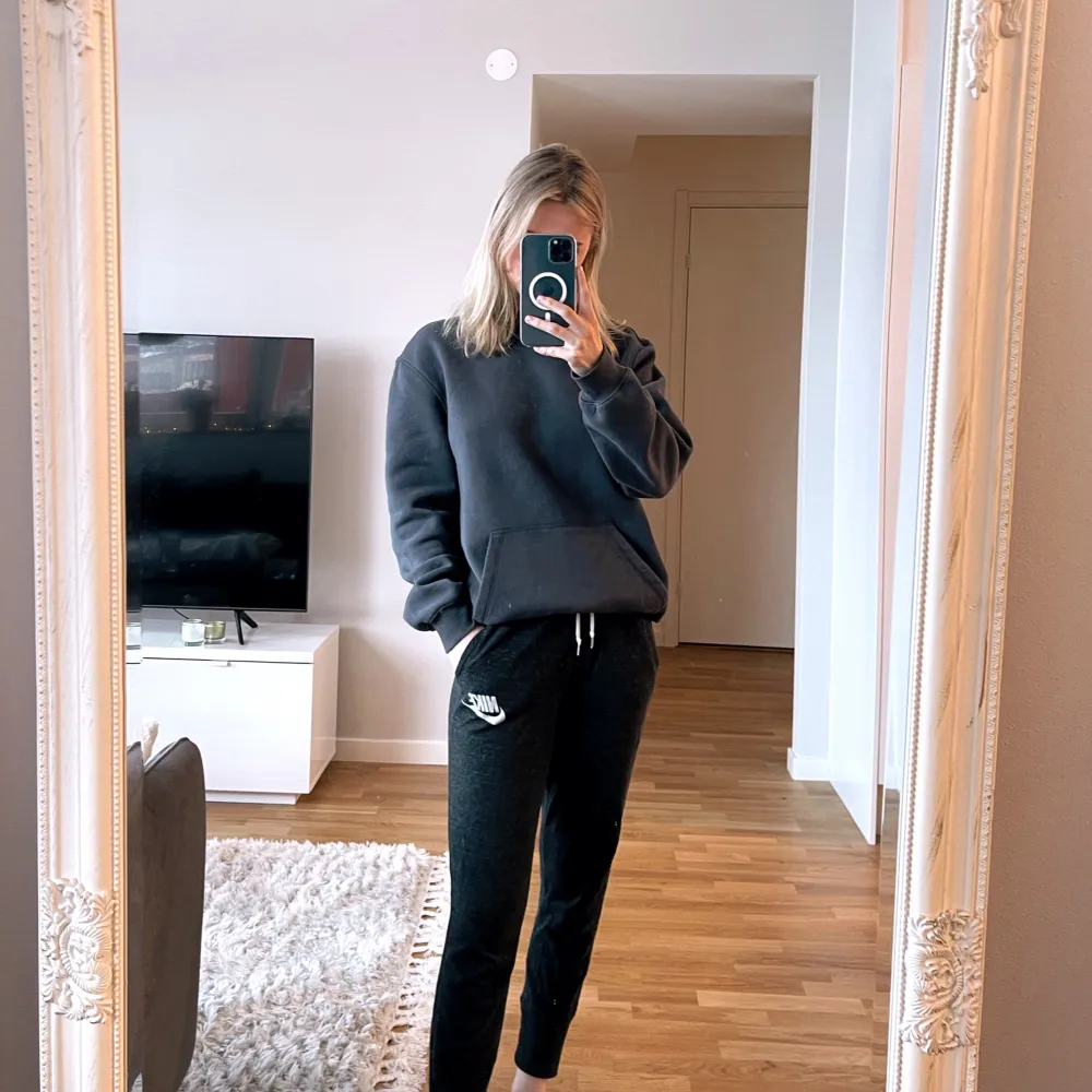 Supersköna mjukisbyxor från Nike! Ganska tunt och luftigt material🥰. Jeans & Byxor.