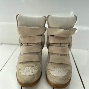 Säljer mina beiga Isabel Marant sneakers i storlek 39. De är ganska använda men ändå i bra skick!💕  Klacken är 7cm. Skriv för fler bilder🥰🦭