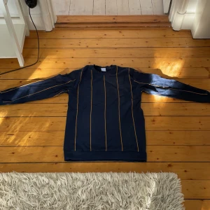 Mörkblå/orange sweatshirt - Randig sweatshirt från Zara