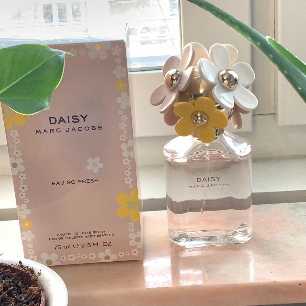 Daisy Marc Jacobs Eau So Fresh 75 ml säljes med sin kartong (om så önskas!) 🌸 Köptes på Arlanda för ca 700 kr för några år sedan men har förvarats väl så doftar som när den var ny! ♥️ Säljes billigt på grund av åldern. Spårbar frakt ingår!. Övrigt.
