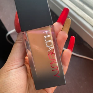 Huda beauty  - Säljer en oanvänd huda beauty foundation i färgen dulche de leche. Jag har endast tagit ett halvt pump för att kolla färgen. Det är hennes nya foundation som är doftfri.  Nypris 479kr mitt pris 270kr + frakt alt att du hämtar hos mig.