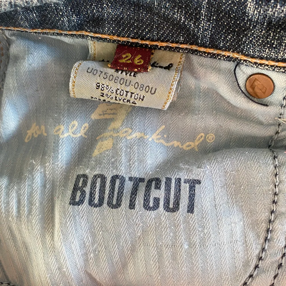 Intressekoll på ett par sjuukt snygga bootcut jeans med låg midja och slitningar i en snygg blå färg. ☺️ buda från 500!. Jeans & Byxor.