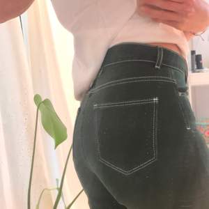 Gröna Carin Wester jeans med vita sömmar som slutar över anklarna. Raka i modellen. Skitsnygga men lite små på mig❣️