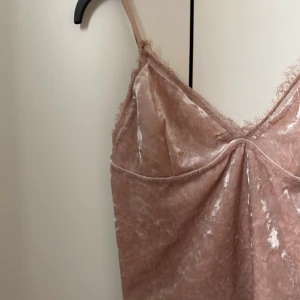 Rosa topp - Linne/Topp i sammet från BikBok. Ljusrosa💗 Använd ett fåtal gånger. Strechigt material!