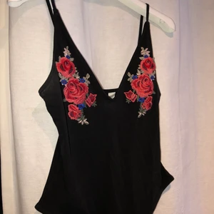 Svart body🤎 - Jätte fin body med ros tryck vid brösten! Inte alls genomskinlig!!🤎✨ Använd 1 gång bara✨