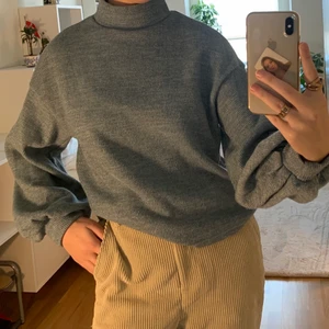 Stickad blå-grå tröja - Säljer min jättefina stickade tröja med puffade armar som tyvärr inte kommer till användning:( den är ljus blå med gråa nyanser 💞 köparen står för frakten men jag möter även upp i Lund💞 