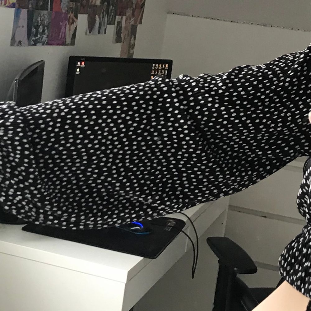 En söt svart v-ringad zara blus med vita prickar, den är som ribbad och har resår i midjan så att man får figur. Den har också snörning men det är endast en detalj (går alltså inte att spänna åt). Ärmarna är puffiga. Kommit till användning max två gånger och är helt som ny. Den är storlek M men passar bra på mig som också är s/xs. På första bilden är volangen längst ner instoppad, men inte på sista bilden. Snyggt bägge två enligt mig 🤎. Blusar.