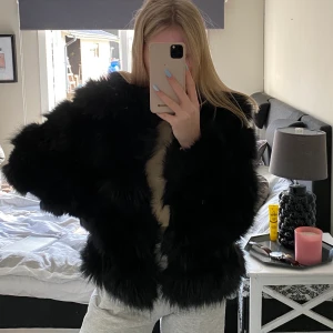 Päls jacka - En päls jacka i jätte fin är skick💞 i bra kvalite från en dyrare sida köpt för 900kr💞 passar både S & XS     priset kan diskuteras vid snabb affär💘