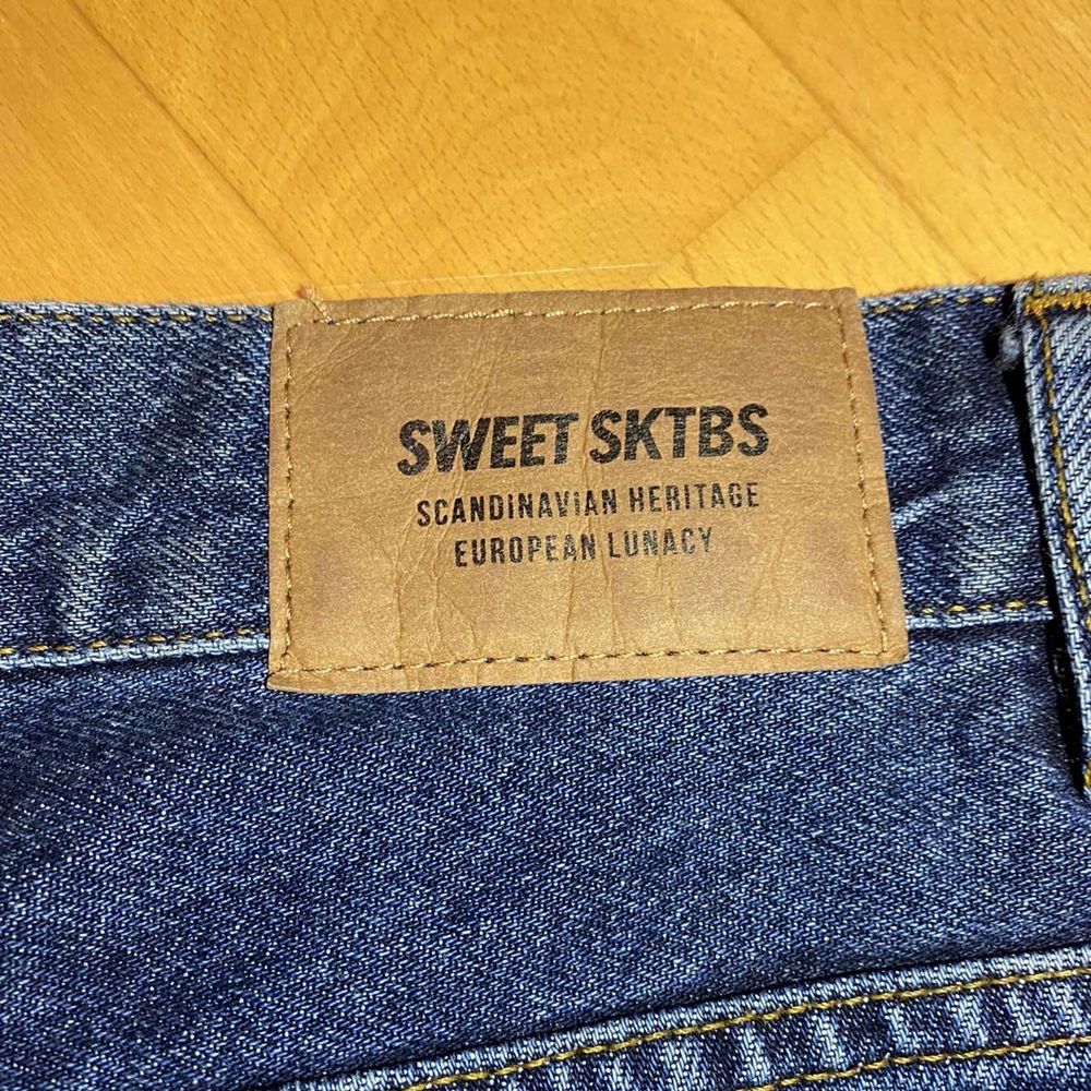 Jättesnygga byxor, använda endast en gång. Köpta på junkyard för 700kr. Säljer för 600kr pris kan diskuteras💗💗köparen står för frakten eller mötas upp i Malmö✨. Jeans & Byxor.