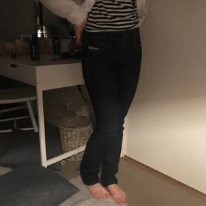 Jeans - Halvlågmidjade, långa ben. Bra skick 🤍🤍