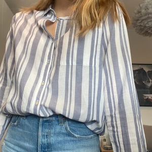 Randig skjorta - Tunn randig skjorta från Ginatricot. Storlek 34 men lite oversize i modellen. Fint skick!💫