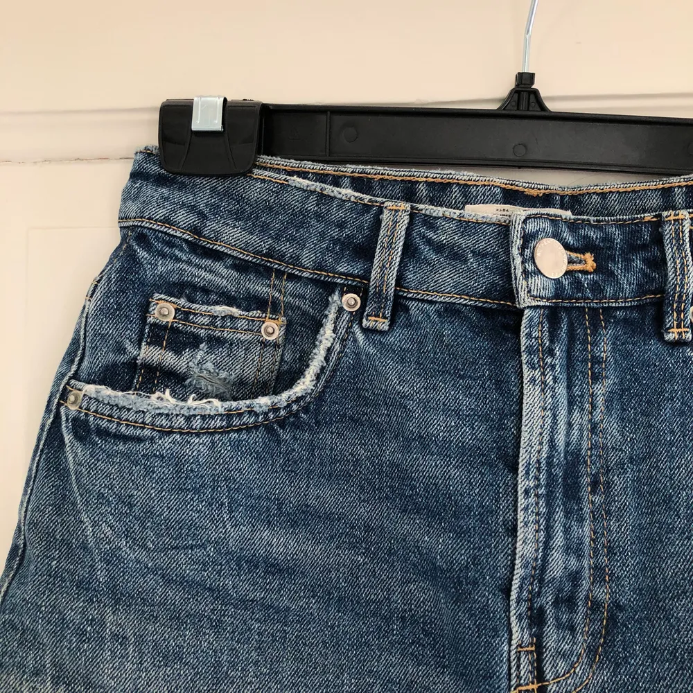 Säljer denna fina jeans kjol från zara som tyvärr blivit för liten. Köparen står för frakten.. Kjolar.