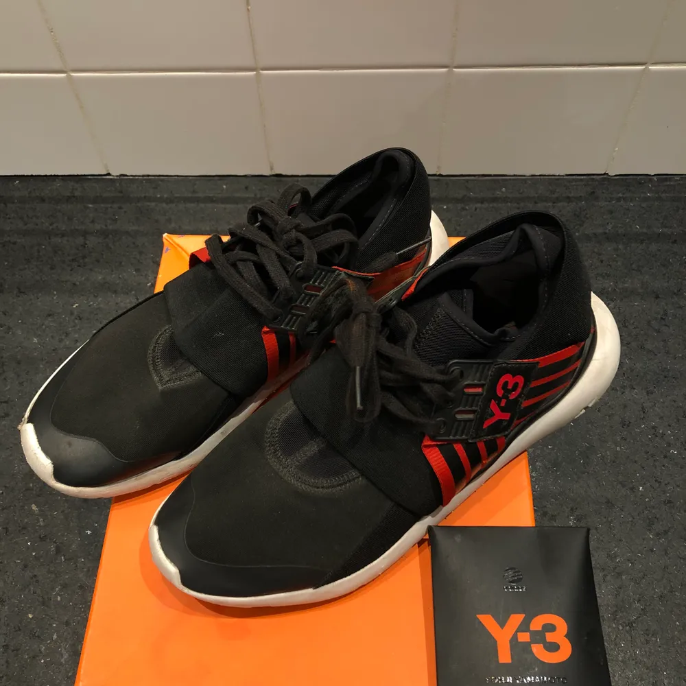 Sneakers från Y-3 av Yohji Yamamoto, storlek 39,3. Väldigt sparsamt använda. Använt få gånger. Det medgår; 2 st påsar till vardera sko, sko snören i en liten ”ask”, skolådan men locket på lådan är lite trasigt. Frågor, skriv privat☺️. Skor.