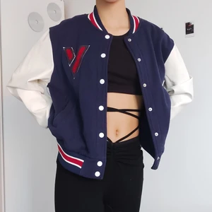 Collagejacka  - Blå collagejacka som är inköpt från NAKD för några år sen men är knappt använd! Den är en XS men skulle säga att det är mer som en S 💥HÖGSTA BUD:160💥avslutas på fredag kl 18.00