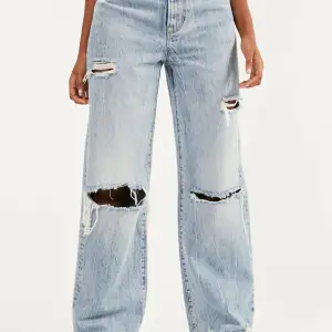 Säljer mina demin jeans från bershka, dom är en blandning mellan ljus blått och vanlig blå skulle säga lite mörkare än på bilderna. Dom är långa i längden för att va en liten storlek, så skulle säga att dom passar upp till nån som är 1,75. Och såklart så kan man ju klippa av dom till sin egna längd. Köpte från Zalando men nu är dom slutsålda i butik, hör av er för fler bilder!
