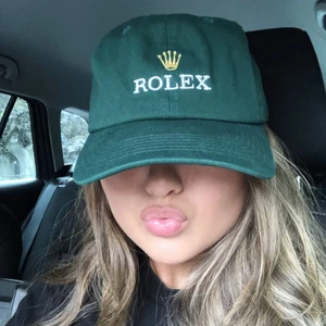 ROLEX KEPS - Grön, klassisk Rolex keps 🌵🥦🚛🦖 Perfekt present till någon som gillar klockor/golf/roliga prylar! Lite lägre modell än exempelvis Nikekepsar! Pris utan frakt, BUD I KOMMENTARERNA😇 Budgivning avslutas idag (21/2) kl 15:00! 