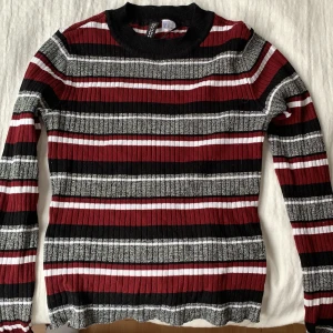 Randig topp - Köpt på hm, inte använd så mycket, väldigt snygg figuranpassad passform. Säljer pga. Att den sitter för tajt för mig mig. 