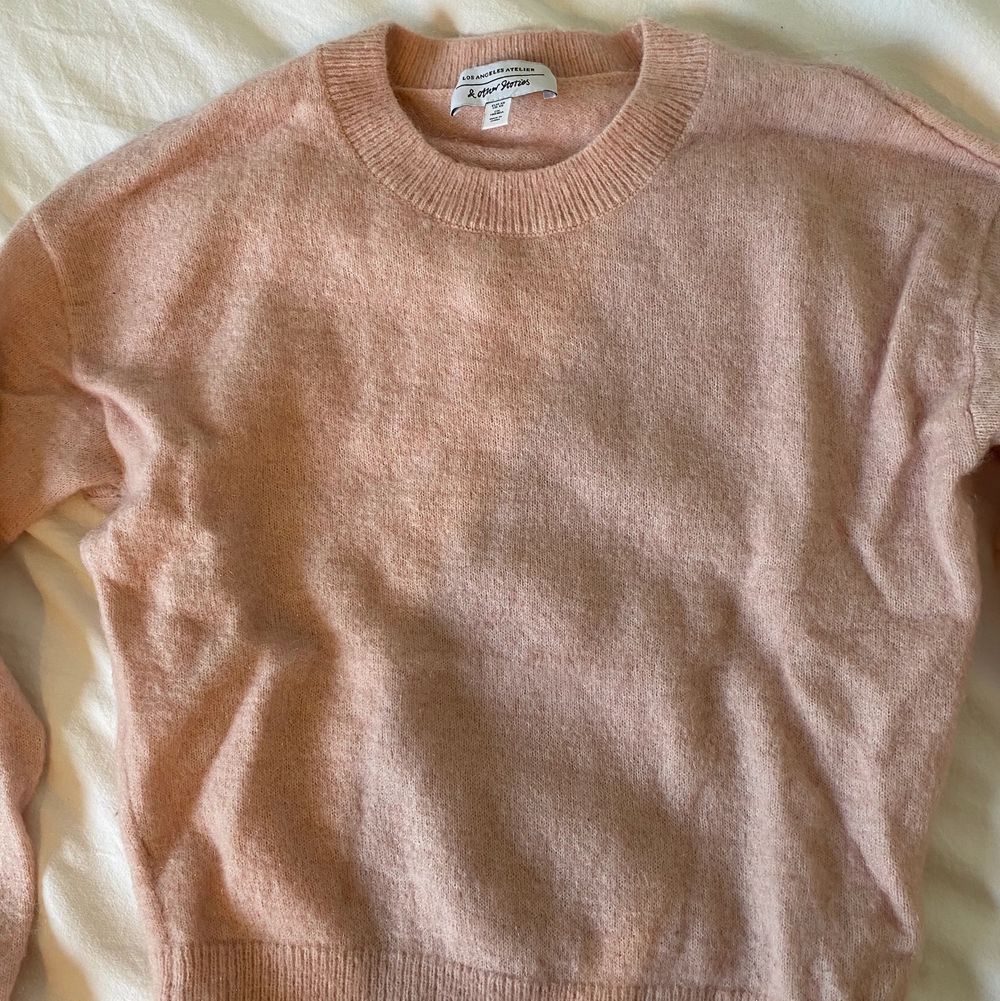 Säljer en fin tröja i bra skick! Färgen är en blandning mellan rosa och beige, men mer åt det rosa hållet. Betalning sker via swish och köparen står för frakten 💕. Tröjor & Koftor.