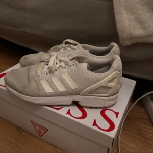 Adidas flux dam - Jag säljer dessa fina sneakers i modellen Adidas flux, köpta från footlocker. Kan både mötas och frakta! Storlek 37 1/3 