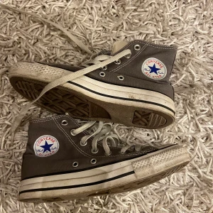 Converse  - Converse gråa strl 36,5 (ganska stora i storleken) 