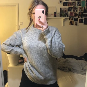 Stickat tröja - En grå stickad tröja från Lager 157. Köpt för länge sedan men aldrig riktigt kommit till användning. Jättemysigt material. Storlek XS-S