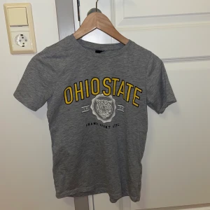 Grå T-shirt  - Grå tshirt med tryck från gina tricot i st XS. 50kr + frakt