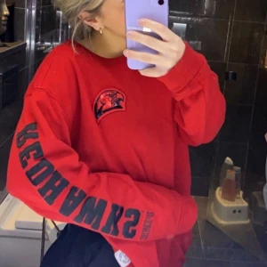 PINK sweatshirt  - Sweatshirt från PINK, as najs röd färg och oversize, inga slitningar eller fläckar, perfekt skick!! Kund står för frakt