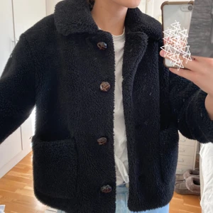 Jacka - Svart Teddy jacka från Zara köpt för något år sen och i mycket bra skick! Alla knappar kvar i brunt länder imitation och två fickor på vardera sida😇 köpt för 700kr säljer för 250kr + frakt💕 (!Dammig spegel på första bilden, återigen jackan är i mycket fint skick!)