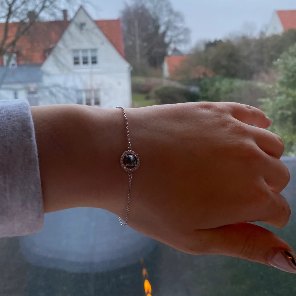 Silvrigt armband med blå sten från Lily and rose. Aldrig använd! . Övrigt.