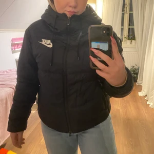 Nike jacka - Nike vinter/vår jacka. Inget fel alls på denna jacka, den är så gott som ny. Fler bilder kan skickas. Köparen står för frakten.