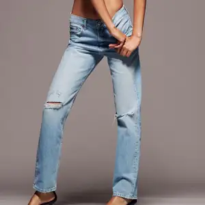 Ett par raka jeans med hål, dom sitter ungefär upp till naveln. Använda ca 2 gånger så det finns inga slitningar😋 storlek 36, säljer för 200kr men pris kan diskuteras! 