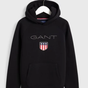 Svart gant hoodie - Svart gant hoodie som jag köpt i kids brand store för 800kr och nu säljer för 300kr. alldrig använt den för att den är för liten för mig. Hoodie är i jätte bra skick. Första bilden är lånad😊💗