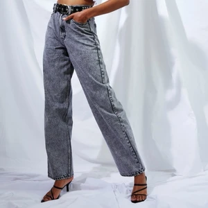 Jeans  - En boyfriend jeans med hög midja, I en svart stentvätt. Har alldrig använt den  tar bara plats i gaddroben, passar någon som är 170. Nypris 432kr. Kom privat om ni vill ha fler bilder, Möts eller fraktar