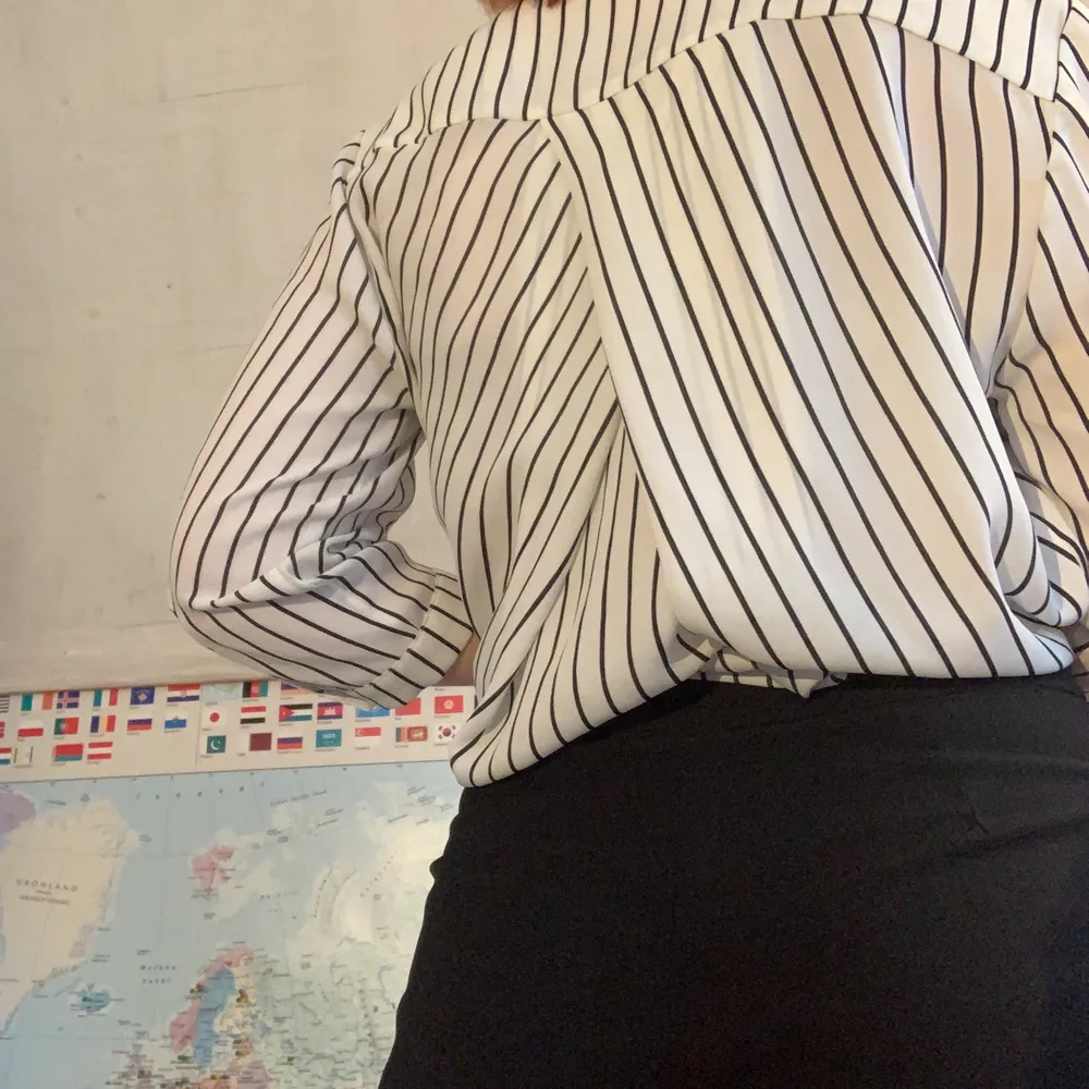 Vit svart randig skjorta i tunt skönt material❤️  storlek M men passar fler storlekar❤️ Sparsamt använt så väldig fin kvalitet❤️. Skjortor.