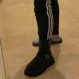 Boots  - Vet inte vad de heter men jag råka köpa fel storlek och kan inte lämna tillbaka då det har gott 14dagar. 