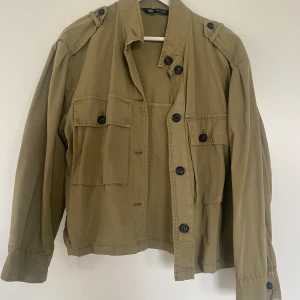 Grön vårjacka💚 - Fin jacka från Zara. Tunn jacka som passar perfekt till sommaren!💚