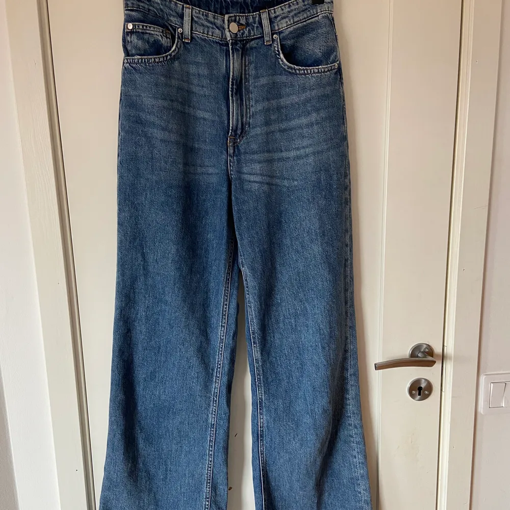 Ett par snygga vida jeans från hm som dessutom är extremt sköna. Högmidjade i storlek 38. Tyvärr är dom för korta för mig. Sparsamt använda:). Jeans & Byxor.