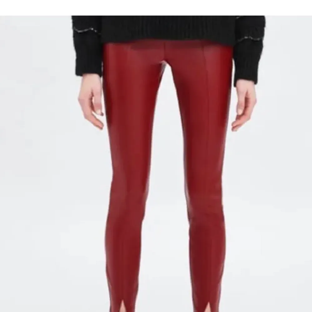 Röda skinbyxor från Zara, använda 1 gång och är otroligt coola!köparen står för frakten❤️(lånade bilder). Jeans & Byxor.