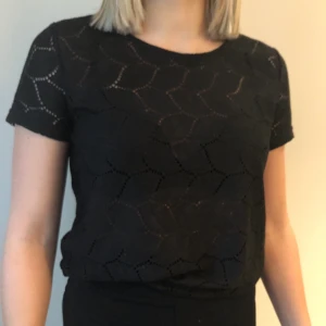 T-shirt - En finare t-shirt i typ spets. Säljer då den var för liten för mig. Använd endast 1 gång. Köparen står för frakten.