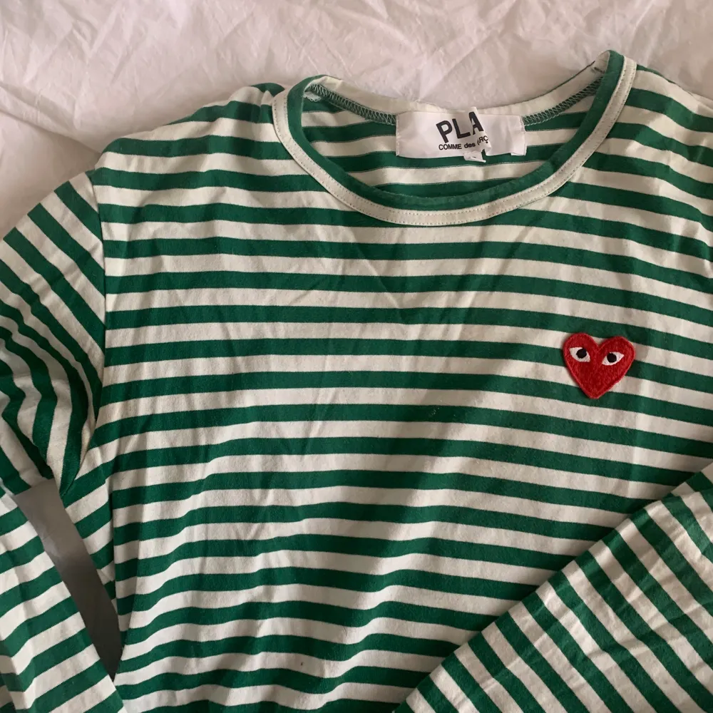Grön och vitrandiga tröja från Comme des Garcons🤍 Varamst använd och fortfarande fin kvalitet, köpt för 900kr på NK! Storlek S . T-shirts.