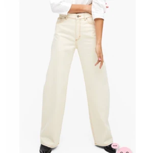 Yoko jeans - Säljer mina jeans från Monki i modellen yoko och färgen off-white med mörka sömmar. Inte mycket använda, strl 29 och passar en S/M. Perfekt längd på mig som är 170! Kan skicka egna bilder. Nypris 400kr
