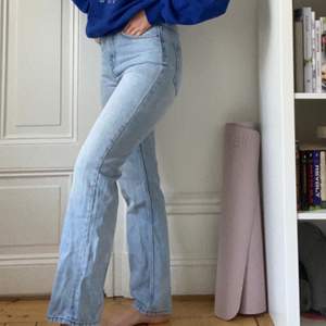 Superfina Weekday jeans i färgen spring blue, säljer pga vill ha en större storlek. Är 160 cm 💕 skicket är i princip oanvänt 
