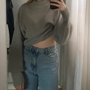 Stickad grå tröja - Denna tröjan är i fint skick och är perfekt för vintern. 50% bomull och 50% akryl