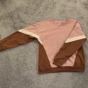 Superfin sweater från Lindex strl 146/152 - Superfin sweater från Lindex i storlek 146/152 inte använd så mycket eftersom har snabbt växt ur den! Annars är den i jätte fint skick och bra kvalitet!