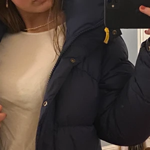 Mörkblå fjällräven jacka - Intresskoll på min skitsnygga fjällräven jacka, köpt för 2 månader sen och är endast använd ett fåtal ggr😋 säljer pga att jag köpte fel storlek , nypris 6000 men vill sälja för minst 4000,buda!💕