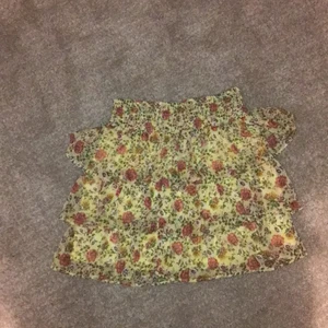 Lindex - Säljer den här grymt fina tjälen ifrån Lindex. Säljer pga att den är för liten för mig. Original pris 300kr väldigt stor i middag passade på min 16 åriga kusin 
