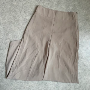 Ankellånga byxor strl 34 - Ankellånga lösa byxor med dragkedja från Gina tricot! Nyskick, endast använda en gång och passar en Xs-s! Supersköna och fina till sommaren, 60kr