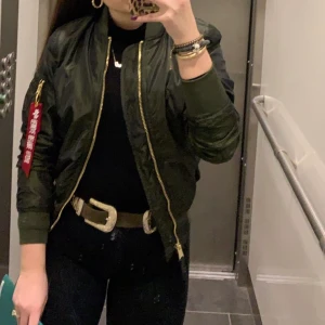 Alpha Industries IRIDIUM Bomberjacka dark green - Säljer min  Alpha Industries IRIDIUM Bomberjacka i färgen dark green, använt den 2 gånger