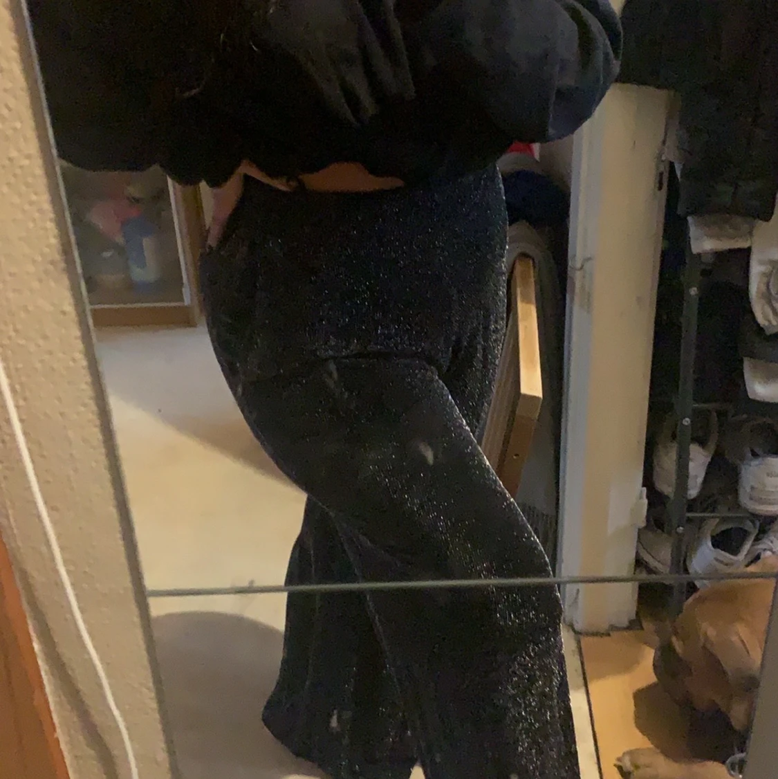 Glittriga utsvänga byxor