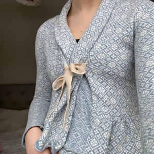 blå odd molly kofta  - Äkta ljusblå Odd Molly kofta men knyte i mitten. Använd men i bra skick 